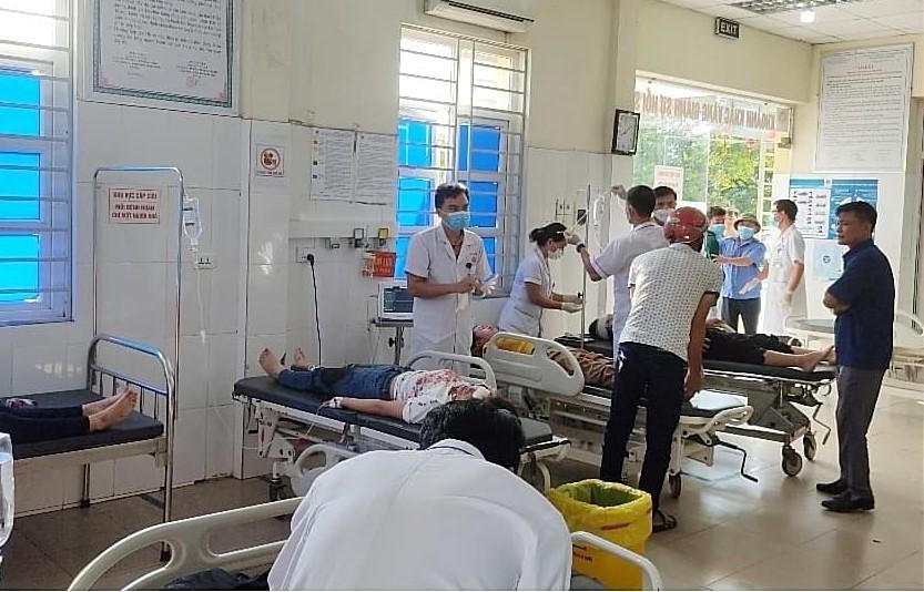 Xe chở công nhân va chạm với xe tải, hàng chục công nhân nhập viện