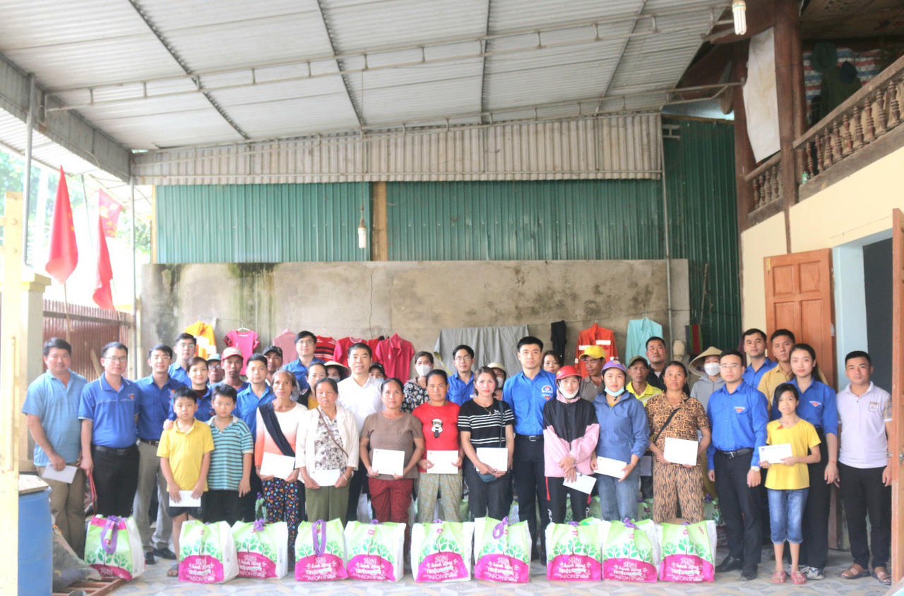 Đoàn thanh niên Bộ Tư pháp và Bộ GD&ĐT trao quà hỗ trợ bà con vùng lũ quét Kỳ Sơn