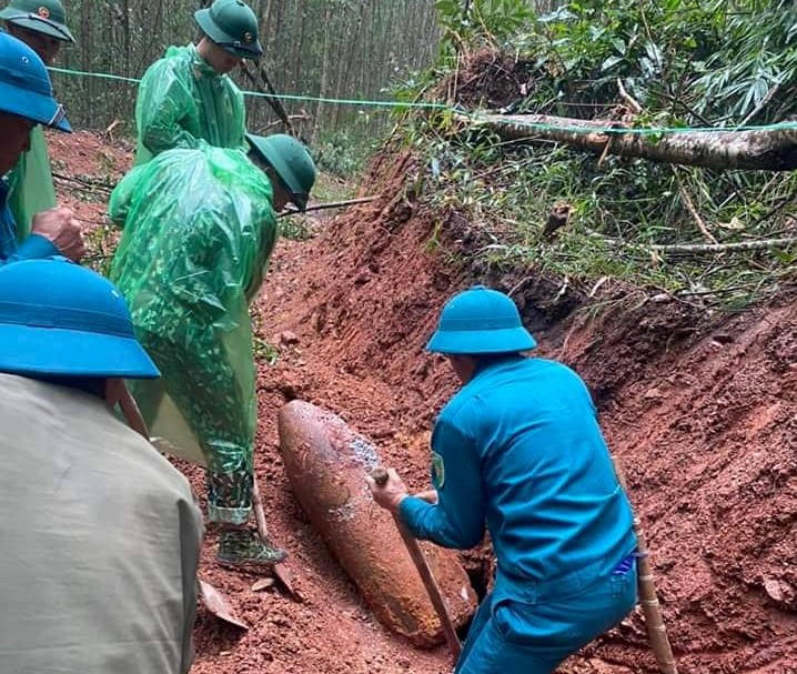 Tá hỏa phát hiện quả bom trong lúc đào đất làm đường