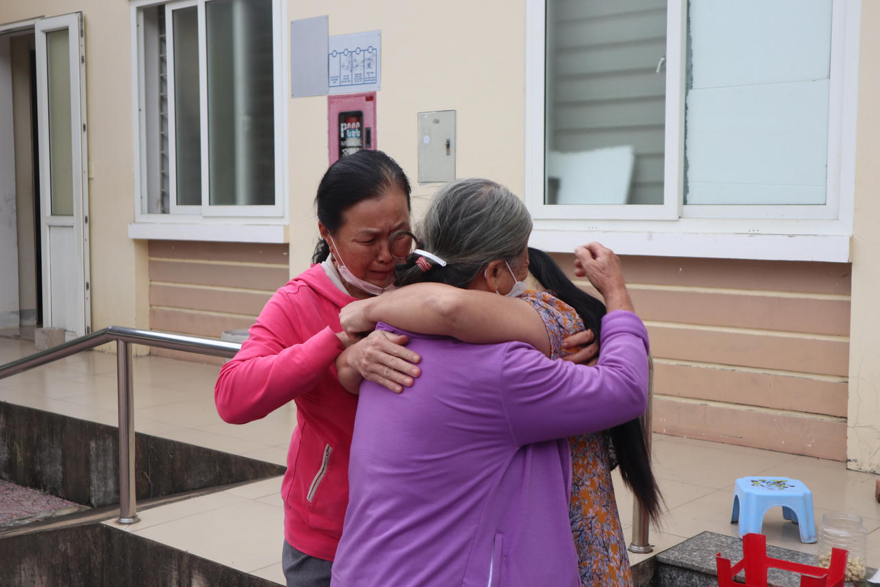 Nghẹn ngào phút đoàn tụ gia đình của người phụ nữ 20 năm bị bán sang Trung Quốc