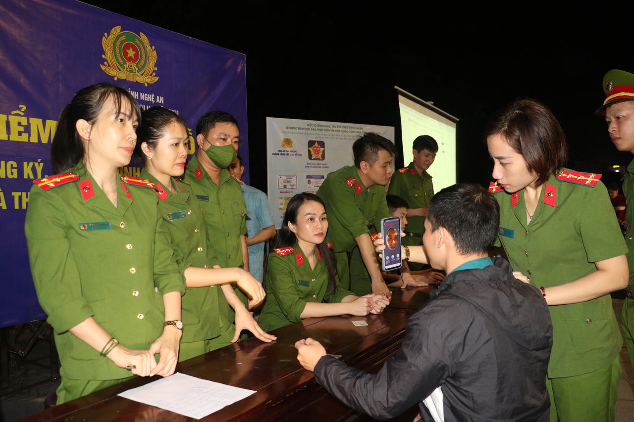 Công an Nghệ An tổ chức điểm tư vấn, hỗ trợ đăng ký, cài đặt định danh điện tử tại phố đi bộ