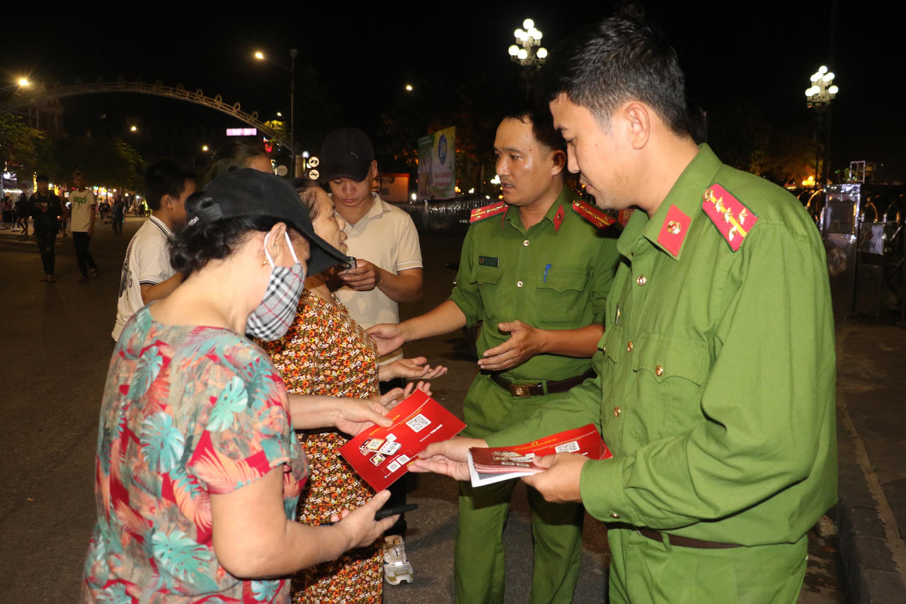 Công an Nghệ An tổ chức điểm tư vấn, hỗ trợ đăng ký, cài đặt định danh điện tử tại phố đi bộ