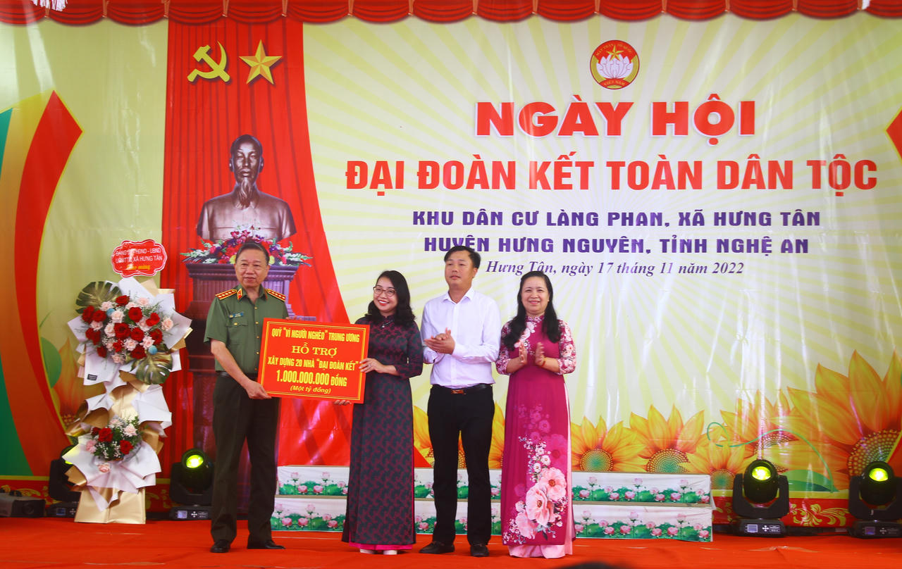 Bộ trưởng Tô Lâm dự Ngày hội Đại đoàn kết tại xã nông thôn mới nâng cao ở Nghệ An