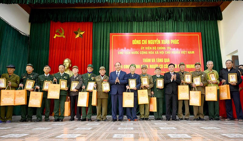 Chủ tịch nước dâng hương tưởng niệm nữ sĩ Hồ Xuân Hương và tặng nhà tình nghĩa tại Nghệ An