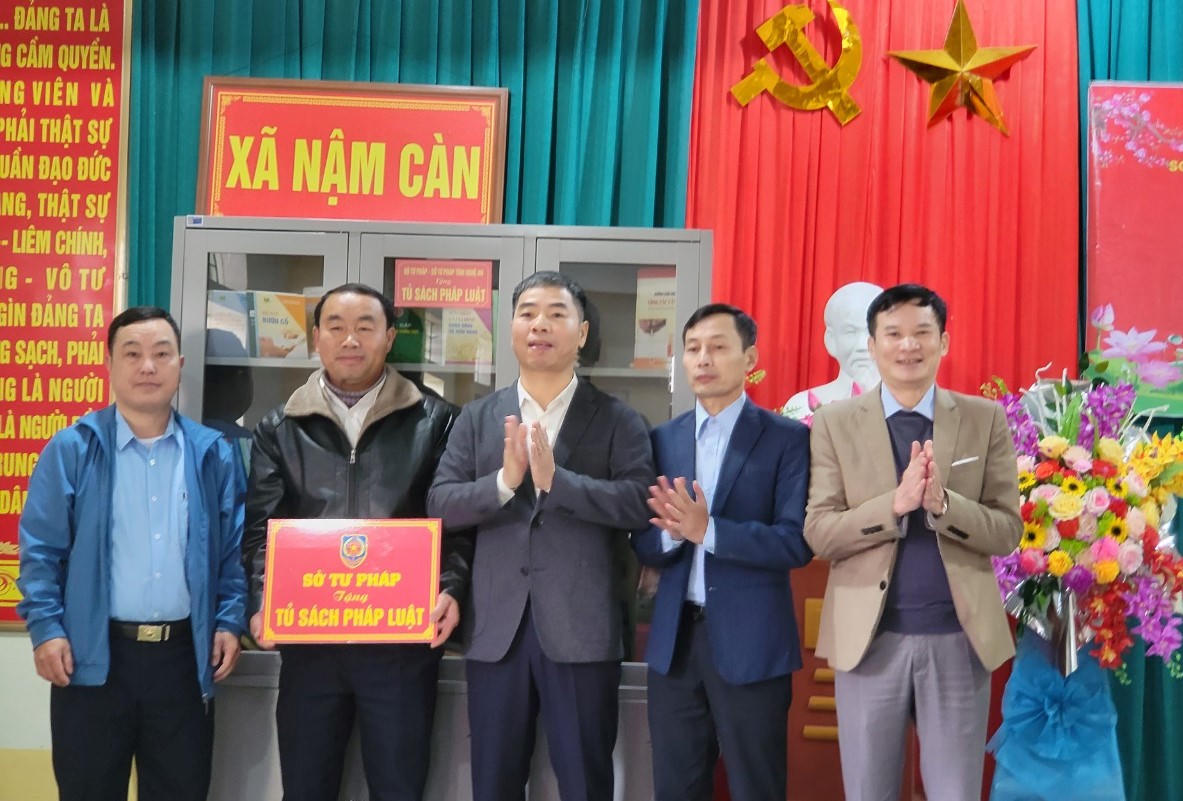 Sở Tư pháp Nghệ An mang Tết sớm đến với bà con vùng cao