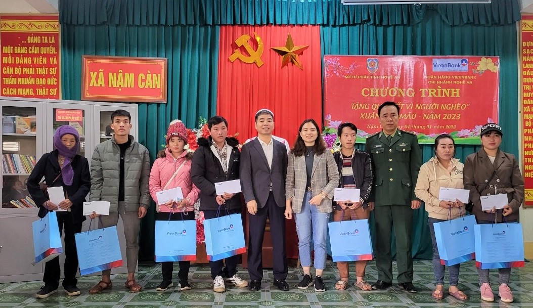 Sở Tư pháp Nghệ An mang Tết sớm đến với bà con vùng cao