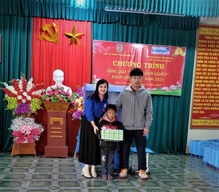 Sở Tư pháp Nghệ An mang Tết sớm đến với bà con vùng cao