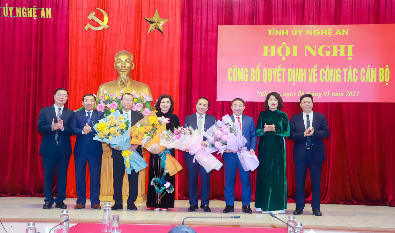 Nghệ An công bố các quyết định bổ nhiệm nhiều nhân sự