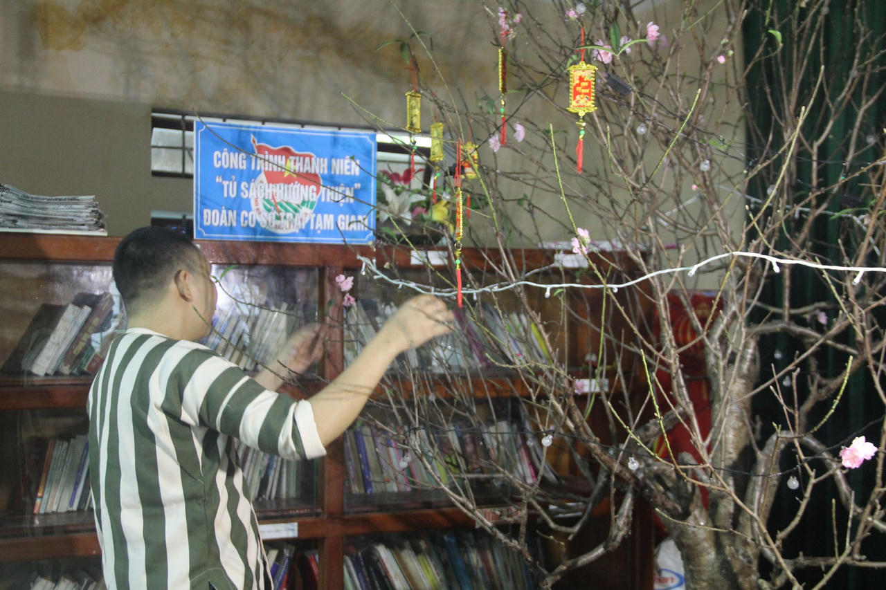 Ấm áp bữa cơm tất niên cho phạm nhân