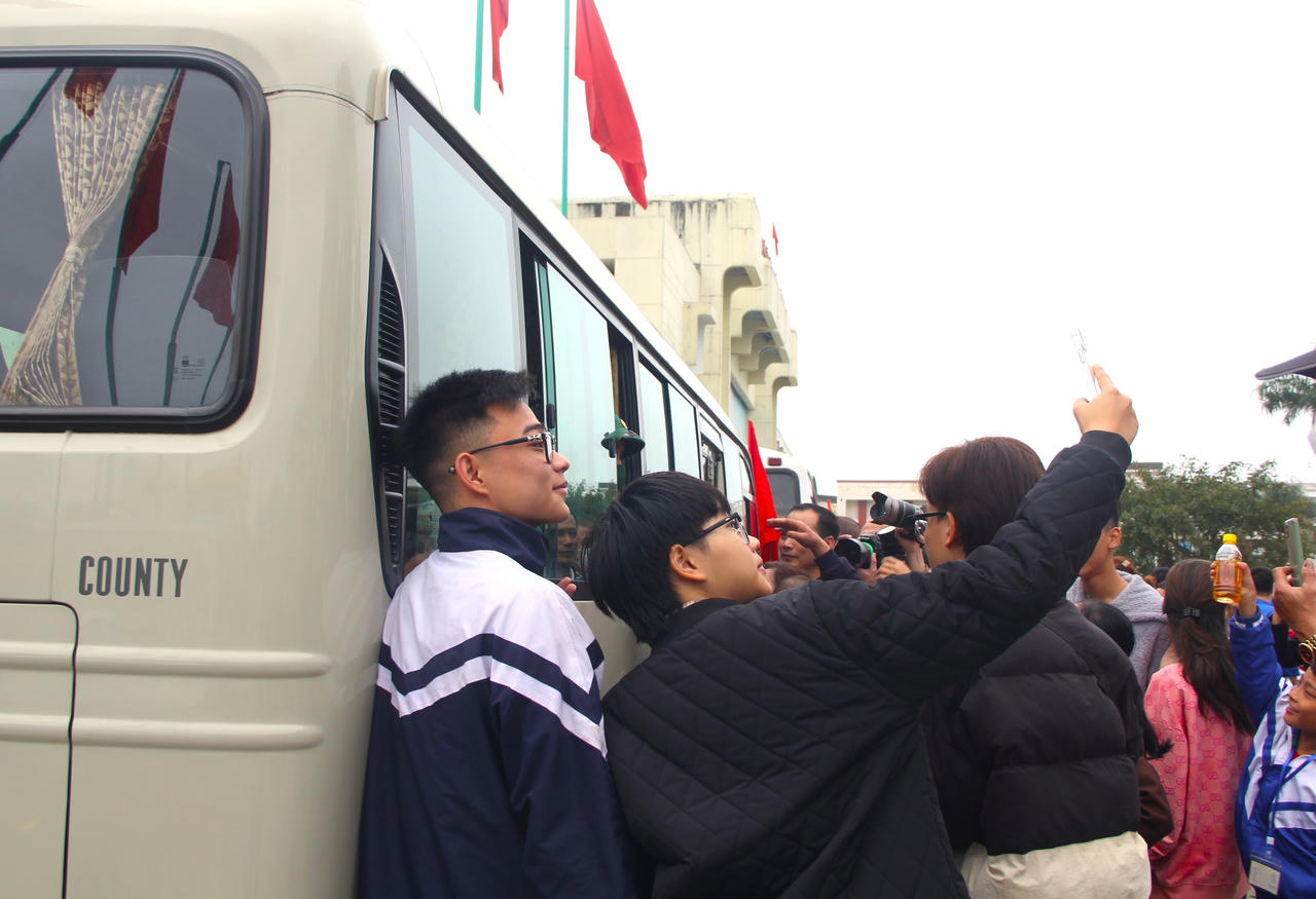 Hơn 3.000 thanh niên Nghệ An háo hức lên đường nhập ngũ