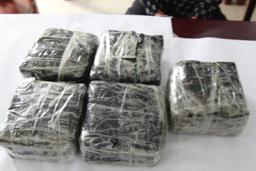 Nghệ An: Mật phục trong đêm bắt đối tượng “kẹp” 5 kg ma túy đá 