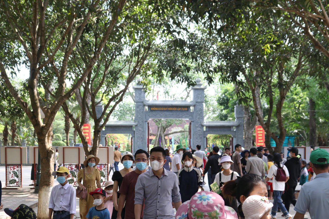 Dịp nghỉ lễ, hàng vạn du khách hướng về quê Bác