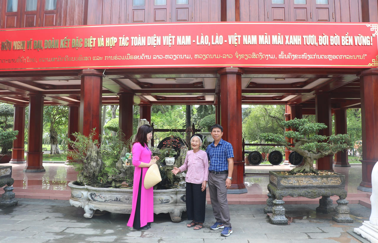 Chuyện xúc động về những du khách nước ngoài khi đến với Làng Sen