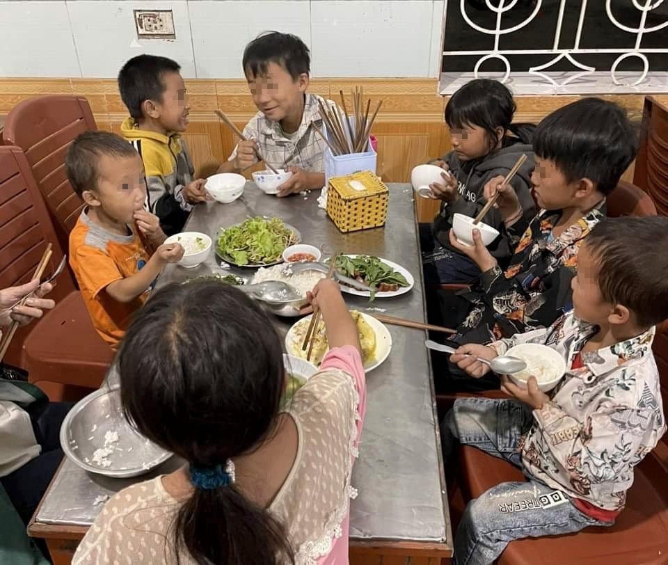 Những đứa trẻ vượt nghìn cây số 'nam tiến' đoàn tụ cùng cha mẹ dịp hè