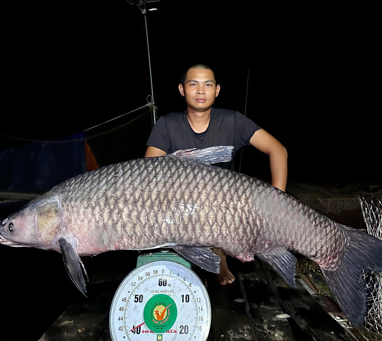 Bắt 'thủy quái' trắm đen nặng hơn 40kg ở Nghệ An