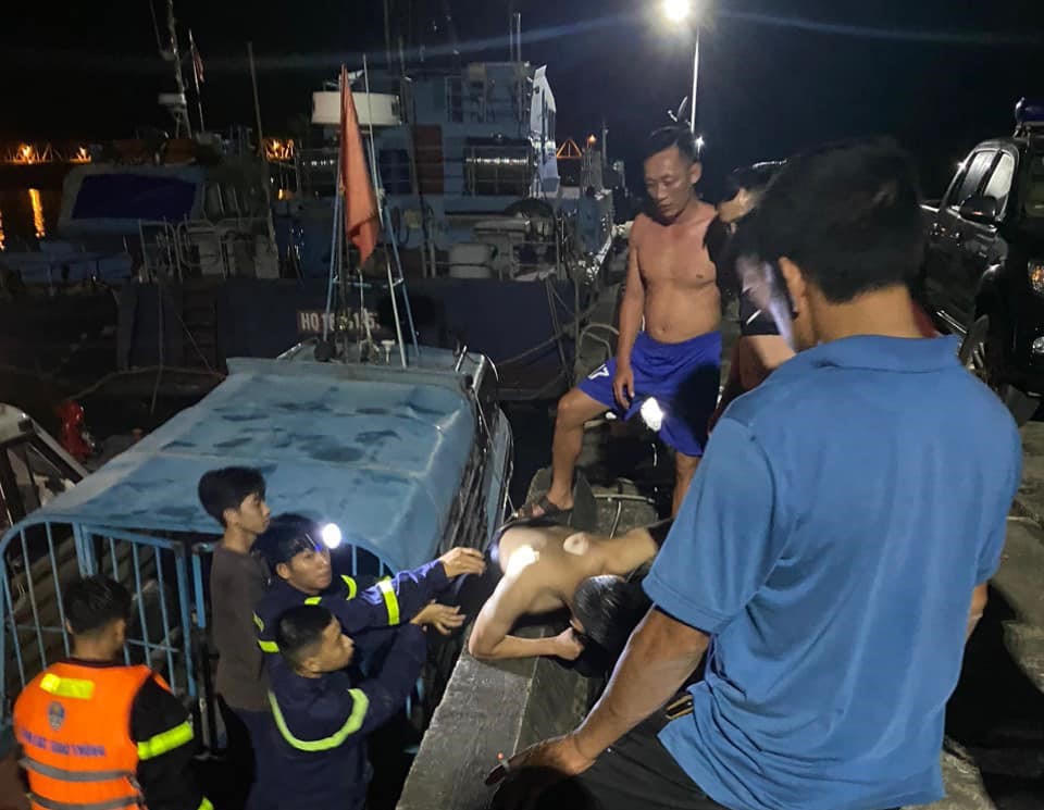 Công an liên tiếp cứu sống 2 người nhảy cầu Bến Thủy nghi tự tử