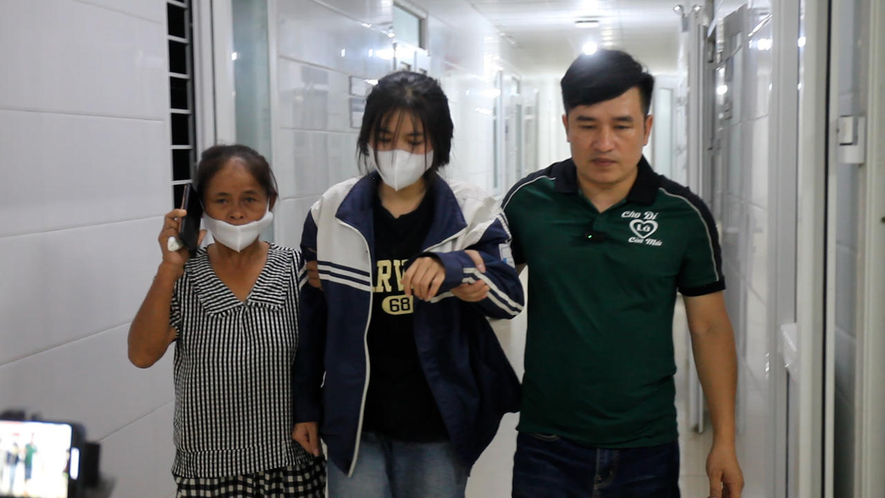 Sốt cao 39 độ nữ sinh vẫn ra viện để vào phòng thi