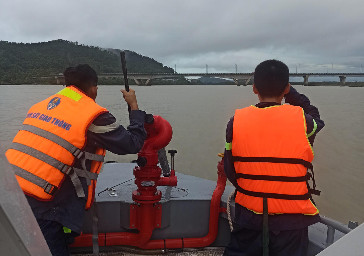 Chở mẹ đến giữa cầu, nam thanh niên bất ngờ lao xuống sông tự tử