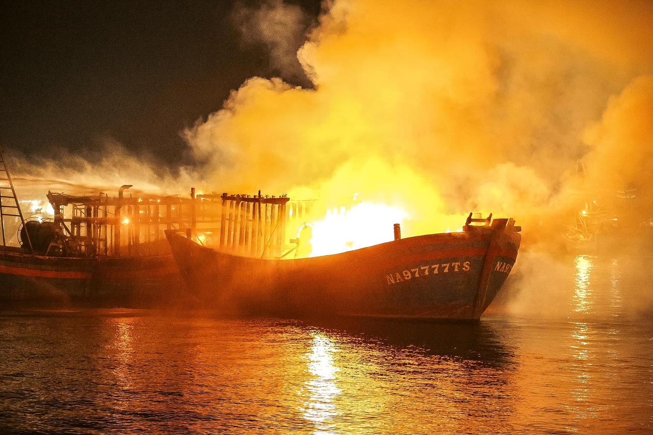 Nhiều tàu cá bốc cháy dữ dội khi đang neo đậu