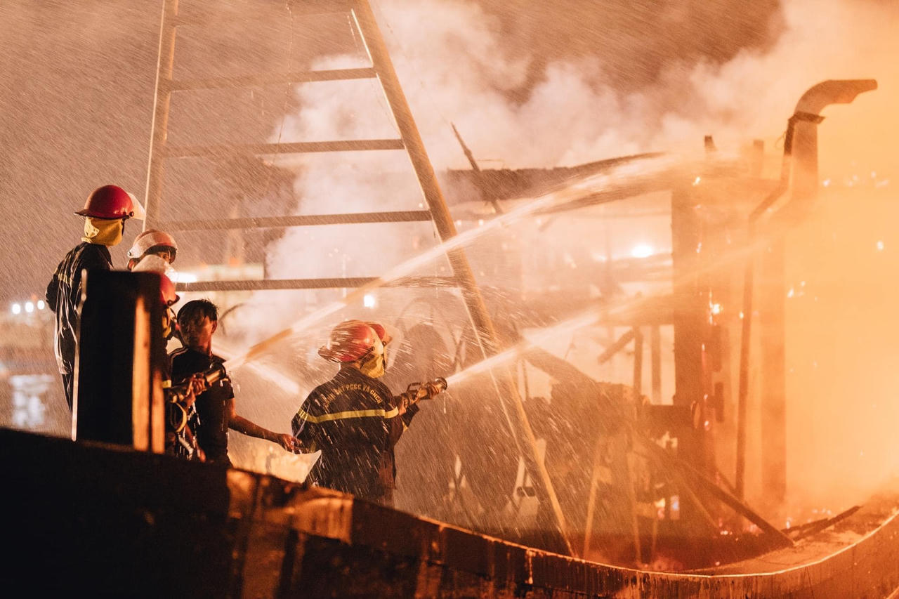 Nhiều tàu cá bốc cháy dữ dội khi đang neo đậu