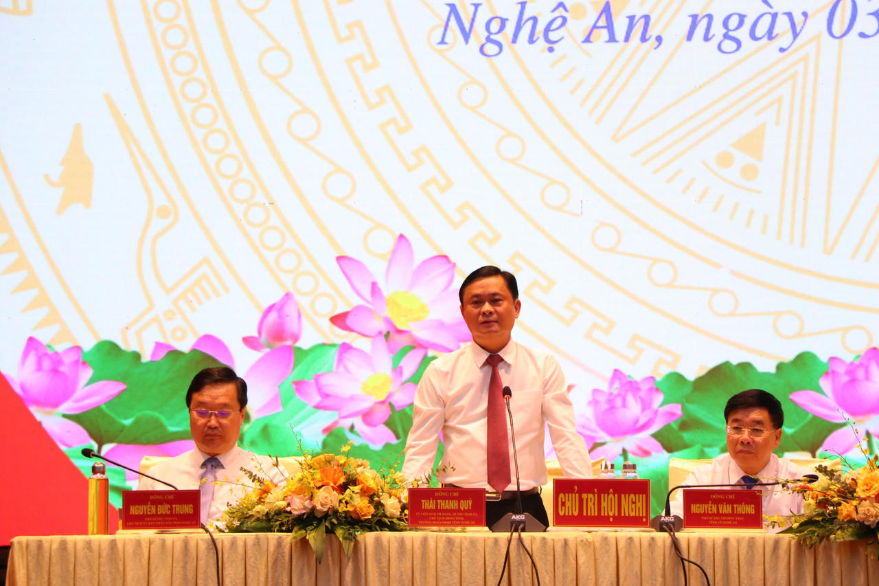 Thường trực Tỉnh ủy Nghệ An gặp mặt, đối thoại với hơn 1.000 lãnh đạo xã, phường