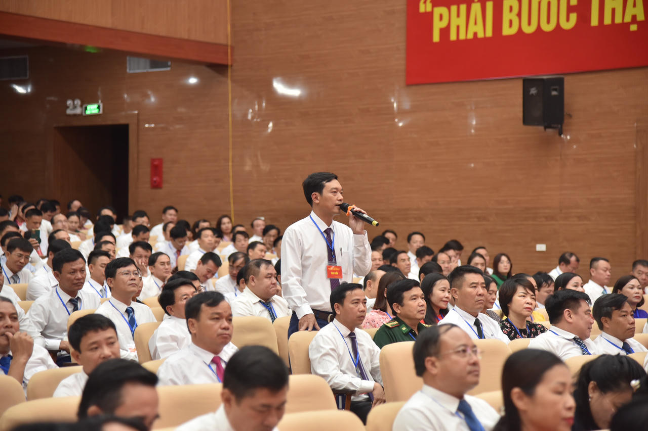 Thường trực Tỉnh ủy Nghệ An gặp mặt, đối thoại với hơn 1.000 lãnh đạo xã, phường