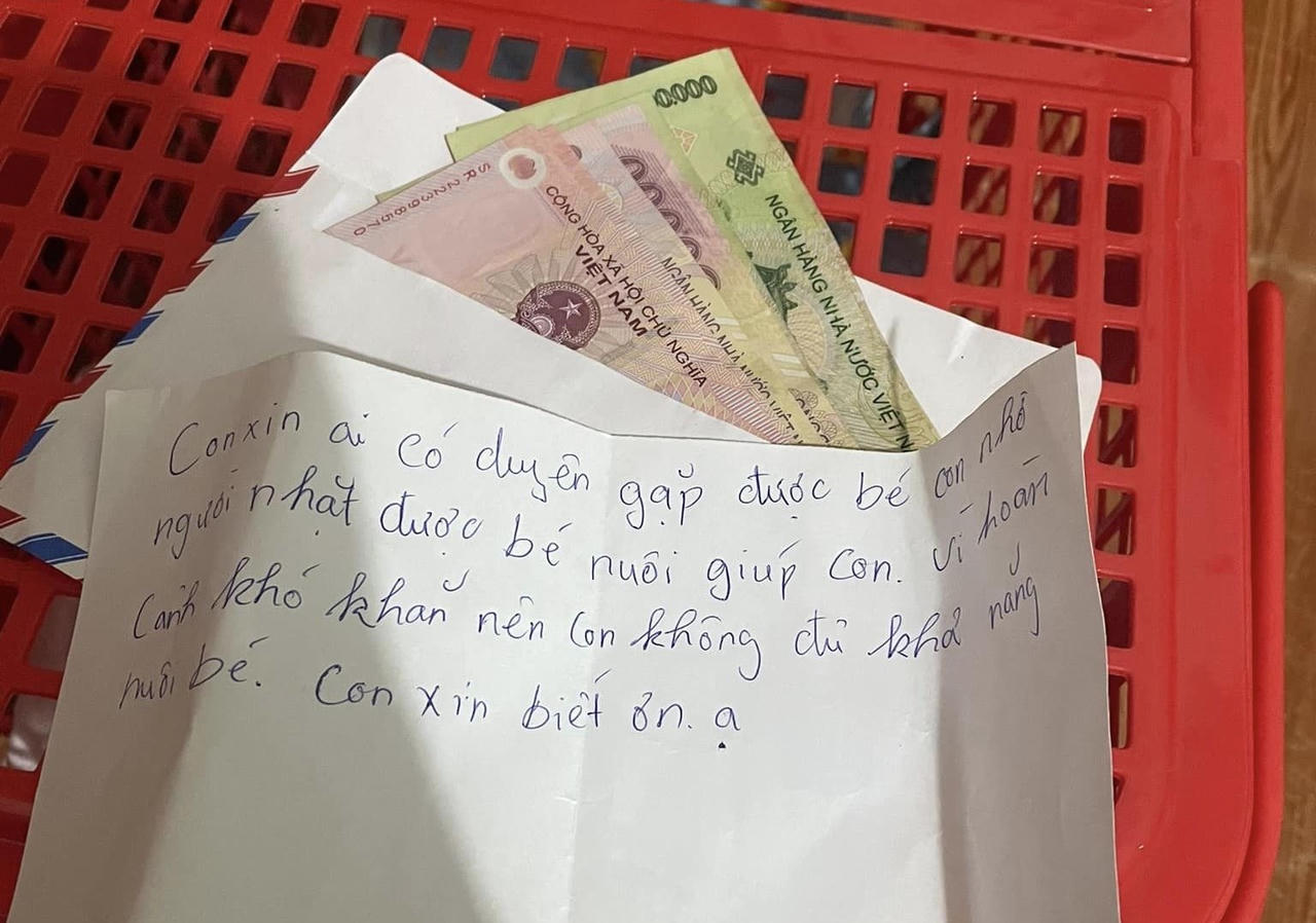 Bé sơ sinh bị bỏ rơi cùng phong bì thư và tiền