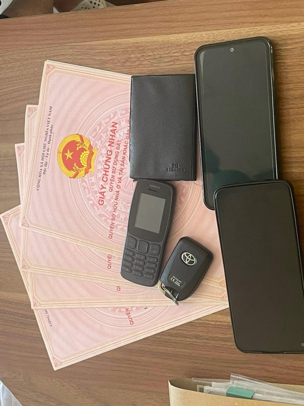 Đôi bạn buôn đất không được bèn hợp tác cho vay lãi nặng