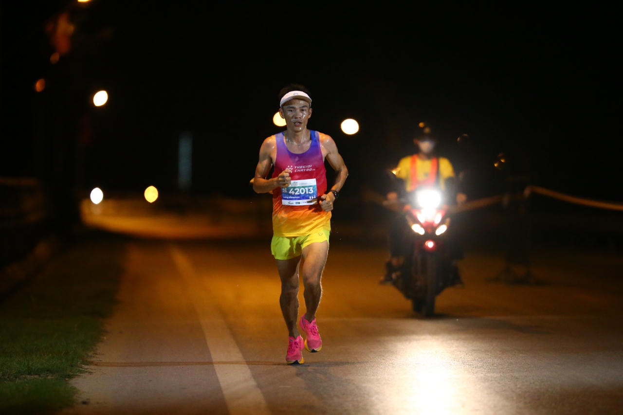 Hơn 4.000 vận động viên tham dự giải chạy “Nông thôn Việt marathon - Cùng Faith về miền Ví, Giặm”