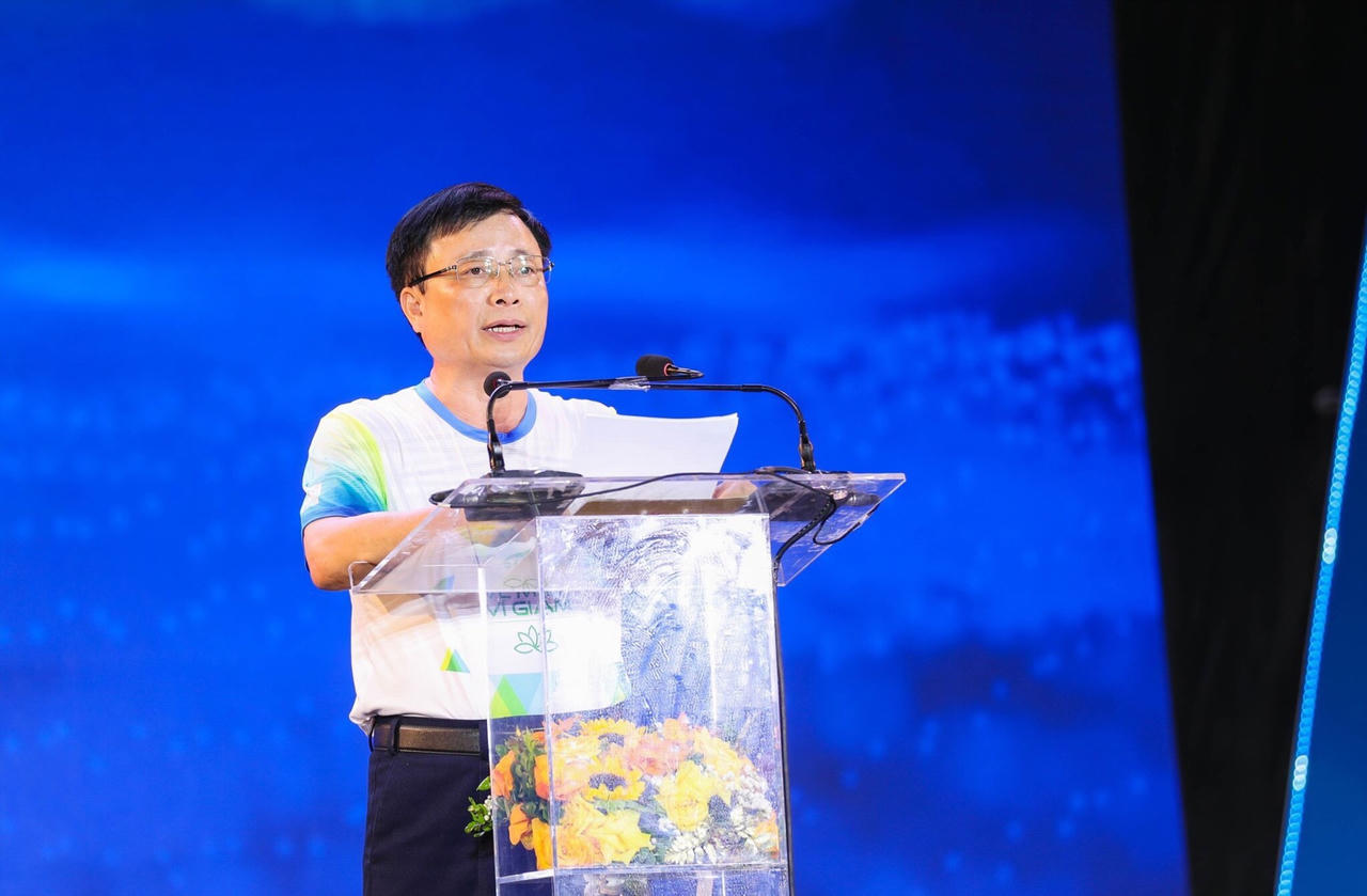 Hơn 4.000 vận động viên tham dự giải chạy “Nông thôn Việt marathon - Cùng Faith về miền Ví, Giặm”