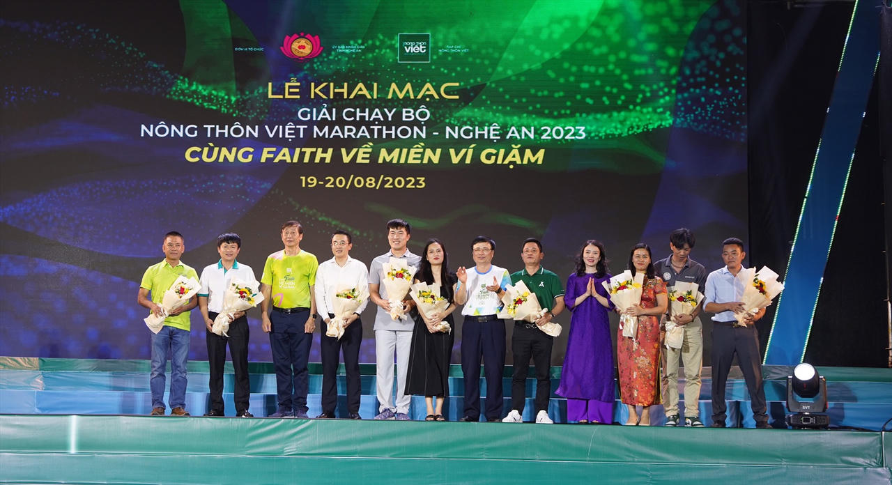 Hơn 4.000 vận động viên tham dự giải chạy “Nông thôn Việt marathon - Cùng Faith về miền Ví, Giặm”
