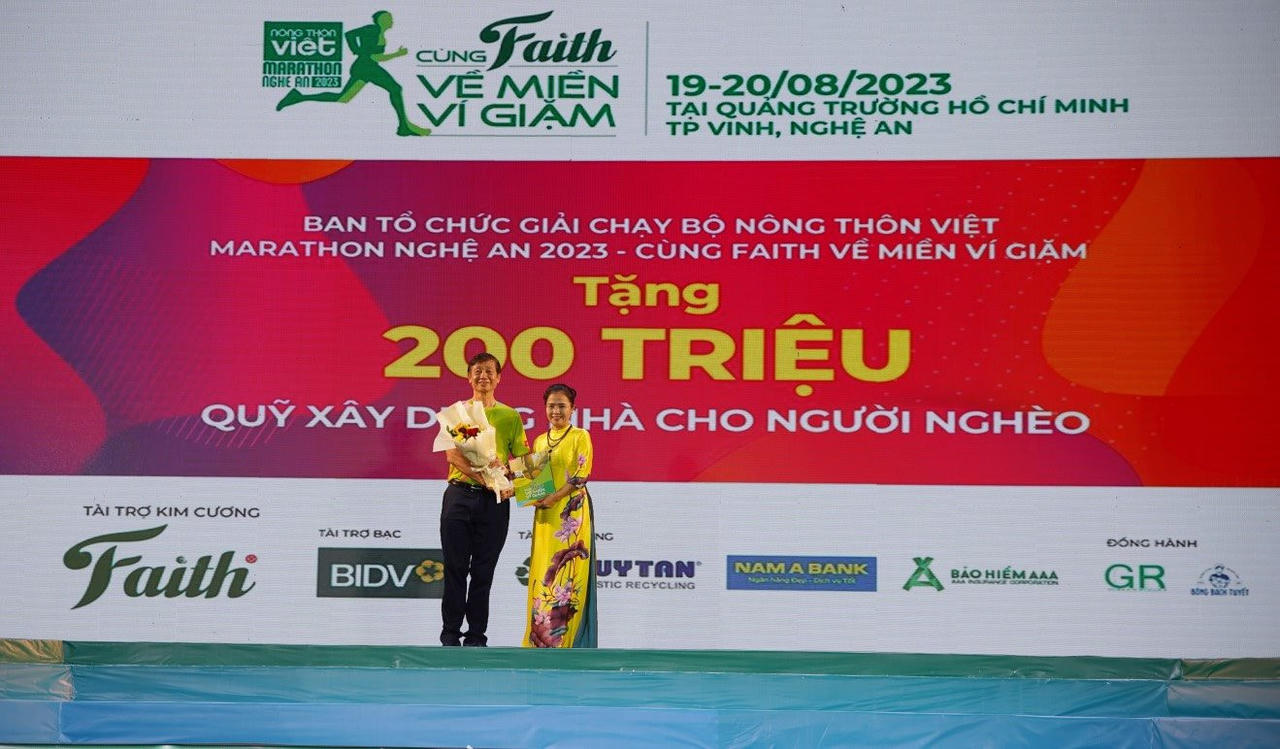Hơn 4.000 vận động viên tham dự giải chạy “Nông thôn Việt marathon - Cùng Faith về miền Ví, Giặm”