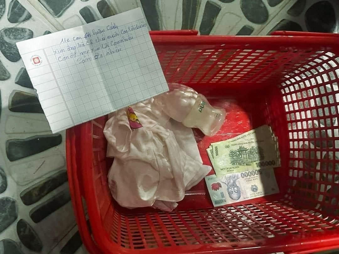 Bé gái sơ sinh bị bỏ rơi kèm dòng chữ 'mẹ xin lỗi con nhiều' 