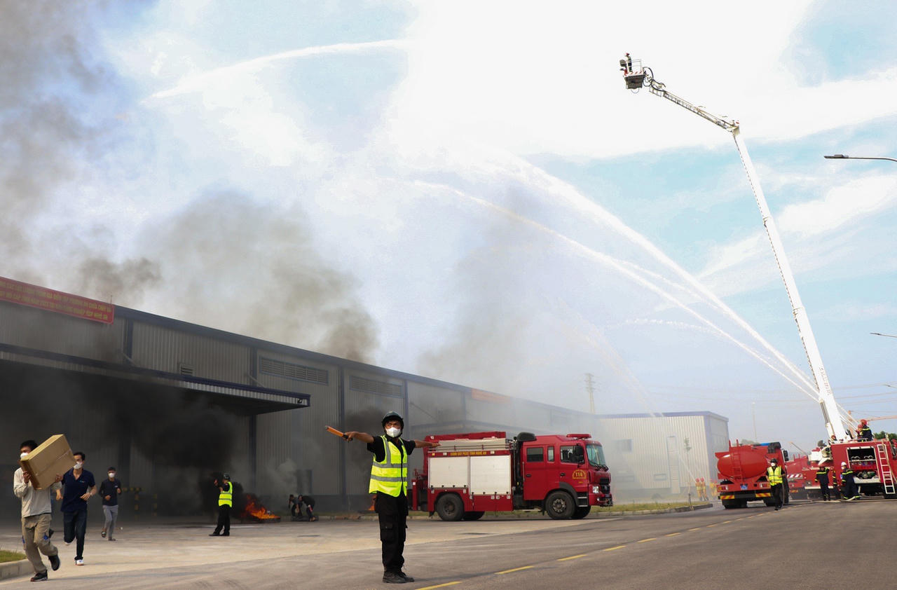 Diễn tập chữa cháy trong xưởng có 1.000 công nhân