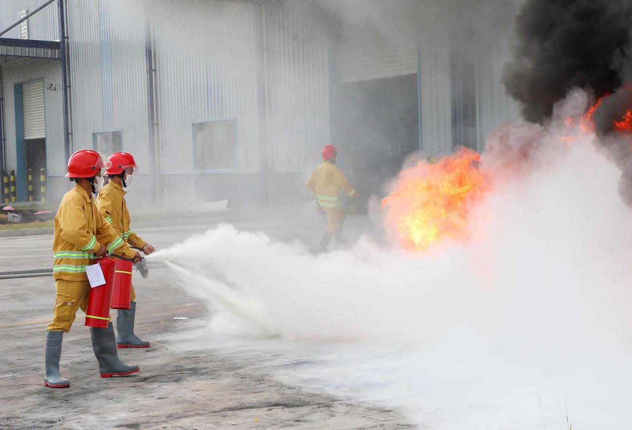 Diễn tập chữa cháy trong xưởng có 1.000 công nhân