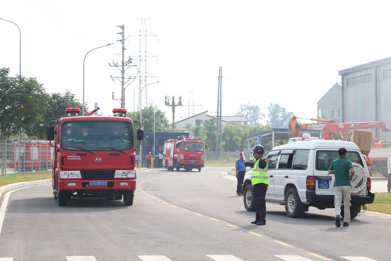 Diễn tập chữa cháy trong xưởng có 1.000 công nhân