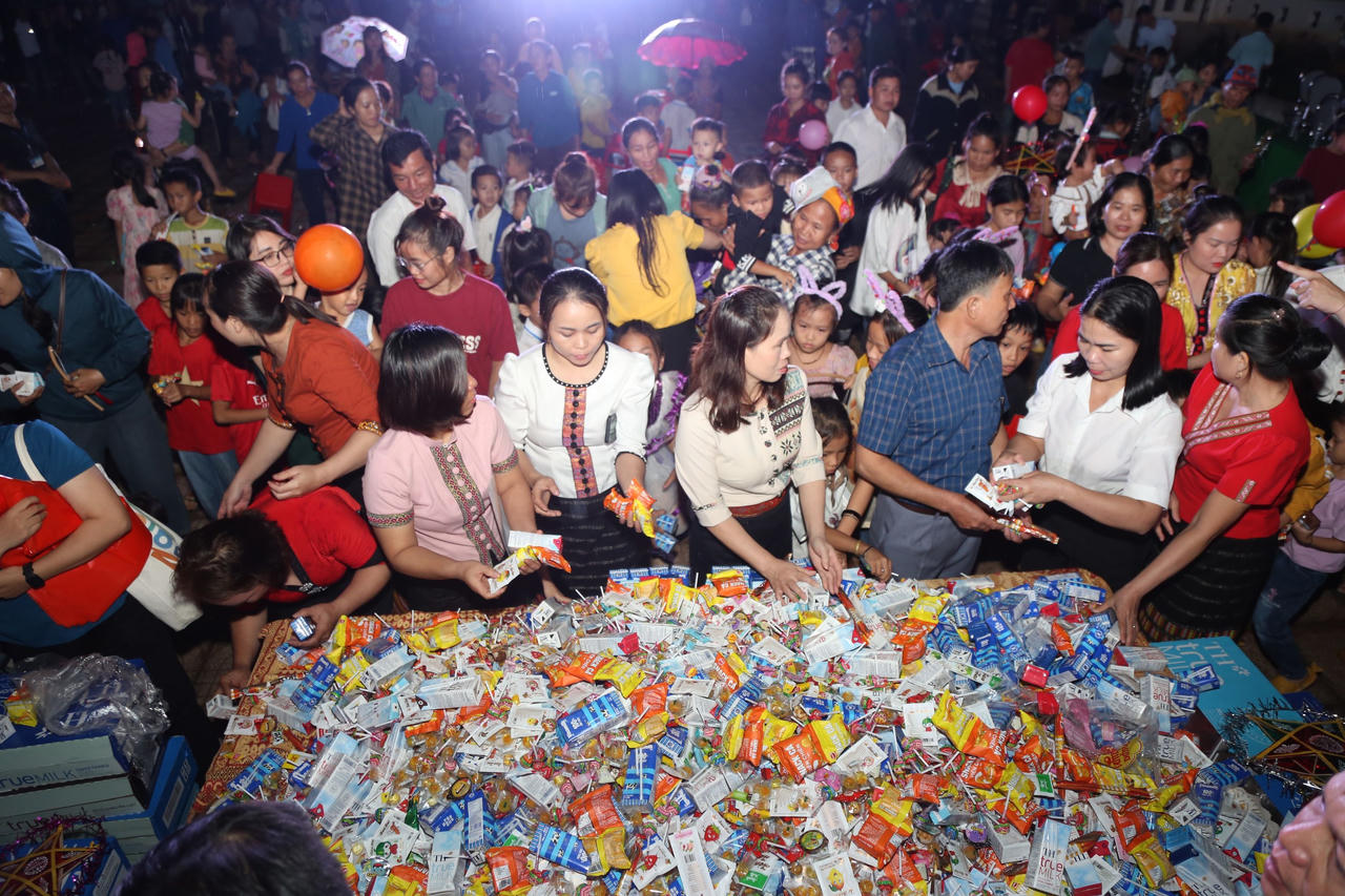 Tết trung thu đến sớm với gần 1.000 trẻ em khó khăn ở Nghệ An