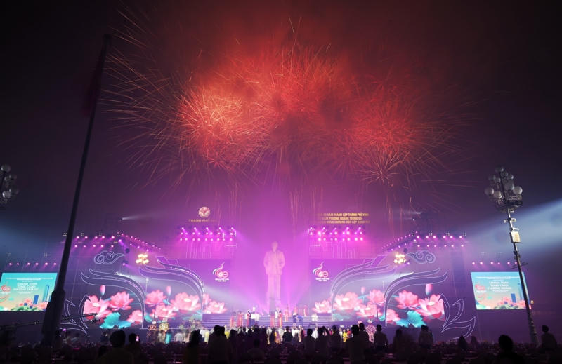 Chủ tịch Quốc hội Vương Đình Huệ dự Lễ kỷ niệm 60 năm thành lập TP Vinh