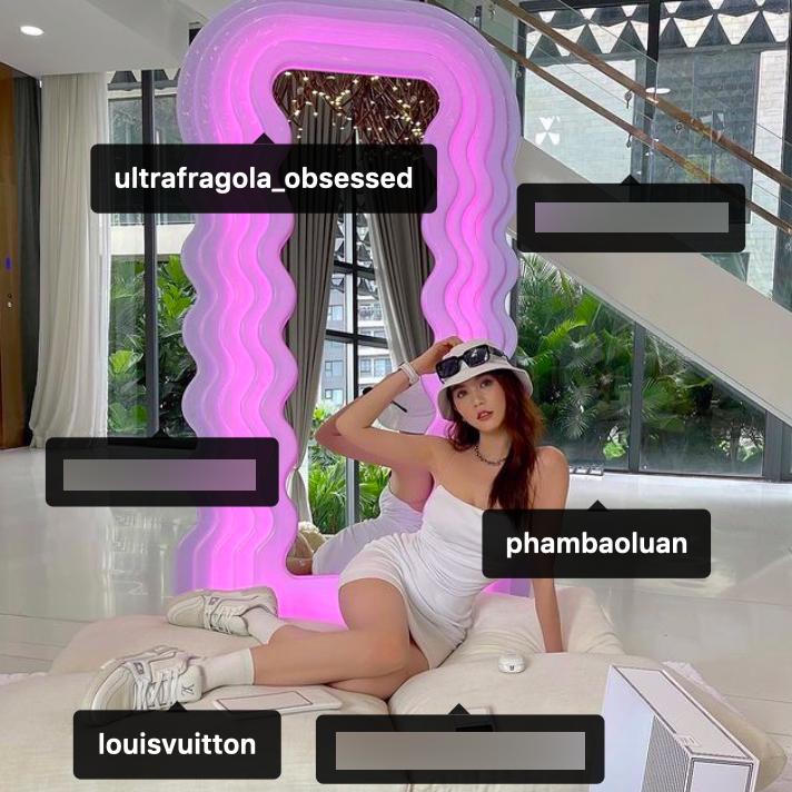 Ngọc Trinh lại chụp ảnh bên gương hàng hiệu để “vớt vát” danh tiếng sau vụ xài gương nhái