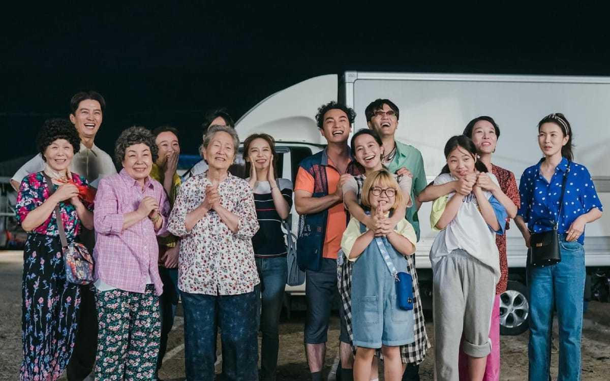 Đồng nghiệp, bạn bè đồng loạt lên tiếng ủng hộ Kim Seon Ho trước scandal 