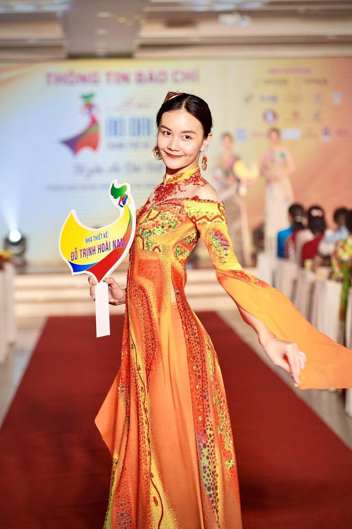 Đỗ Trịnh Hoài Nam giới thiệu bộ sưu tập "Giấc mơ" tại Lễ hội Áo dài TPHCM