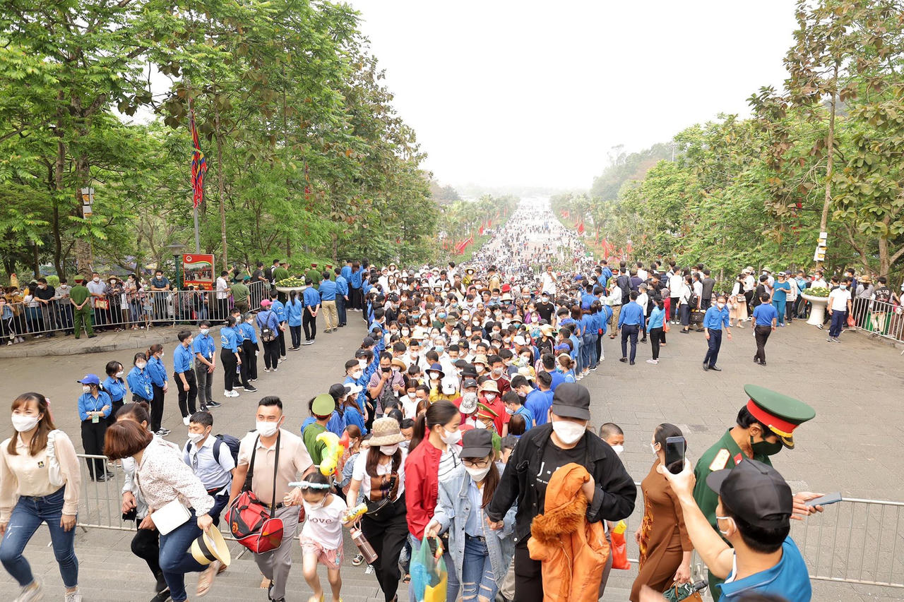 Du khách vẫn tiếp tục đổ về đền Hùng ngày một đông 