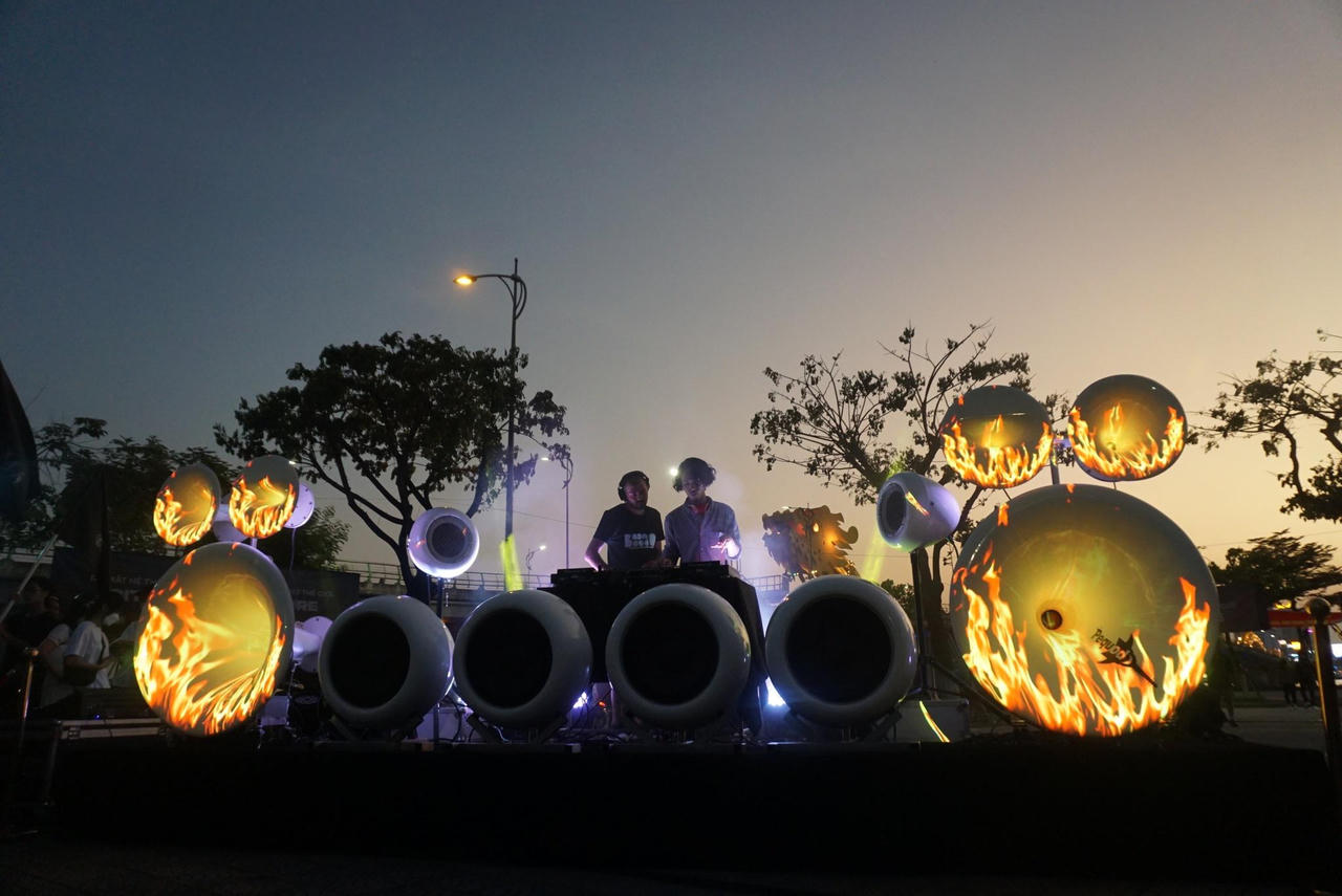 Hàng ngàn du khách hào hứng tham gia sân chơi nhạc điện tử tại cầu Rồng