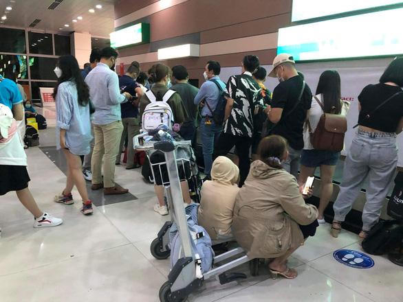 Hàng trăm hành khách chờ 2 giờ mới nhận được hành lý ở sân bay Phú Quốc 