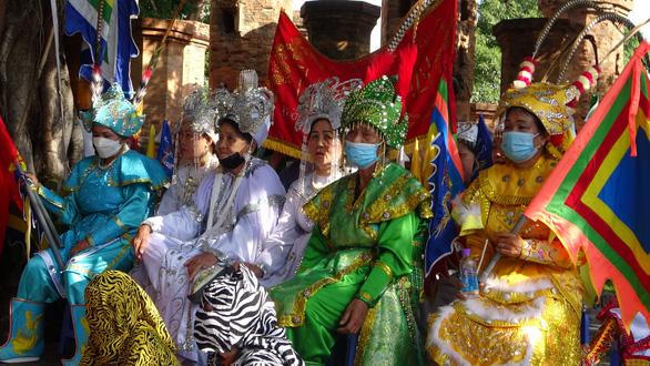 Hàng ngàn người nao nức tham dự khai hội Tháp Bà Ponagar sau 2 năm tạm ngưng 