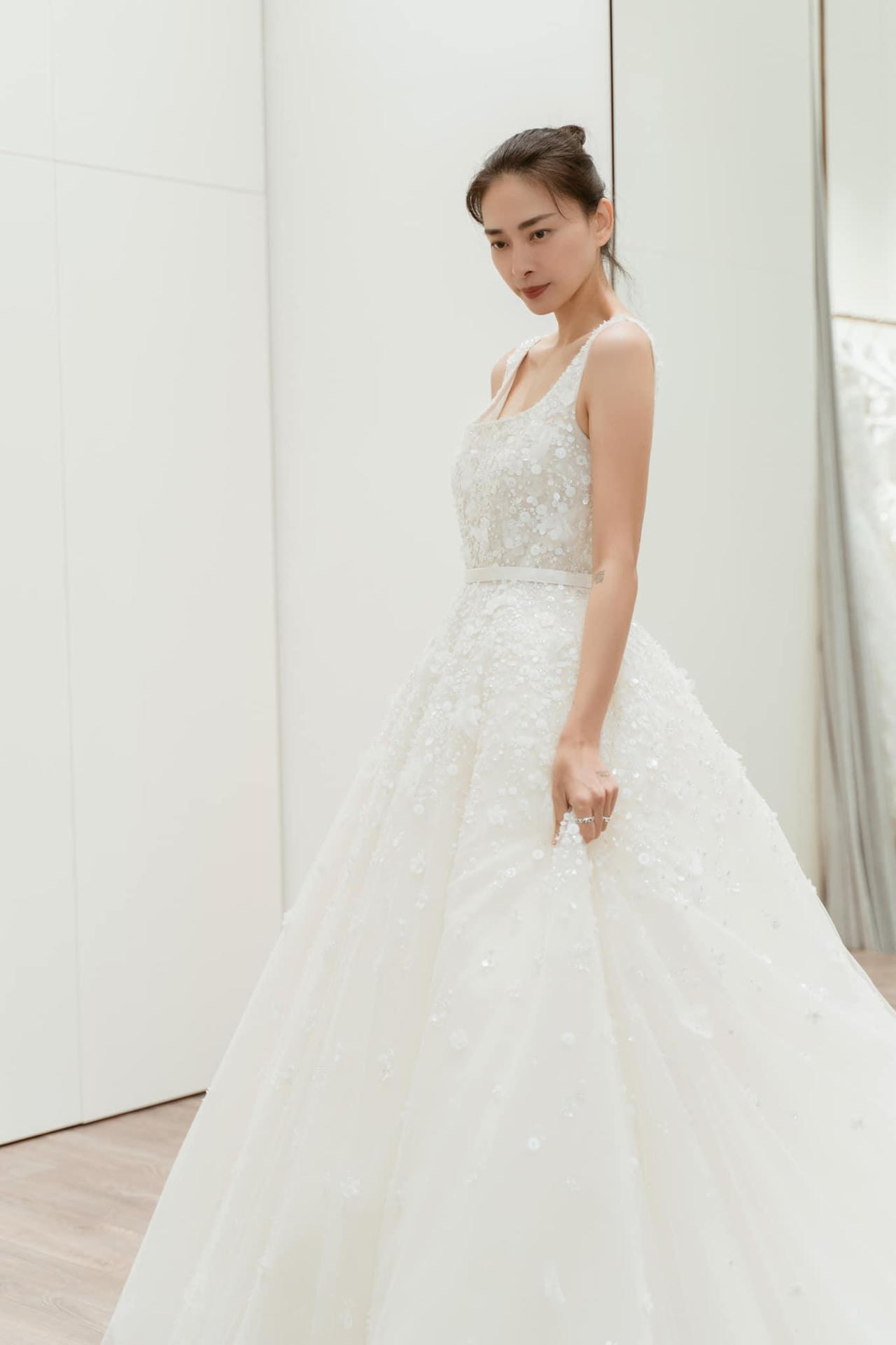 Ngô Thanh Vân mất hơn 6 tháng chọn váy cưới ưng ý