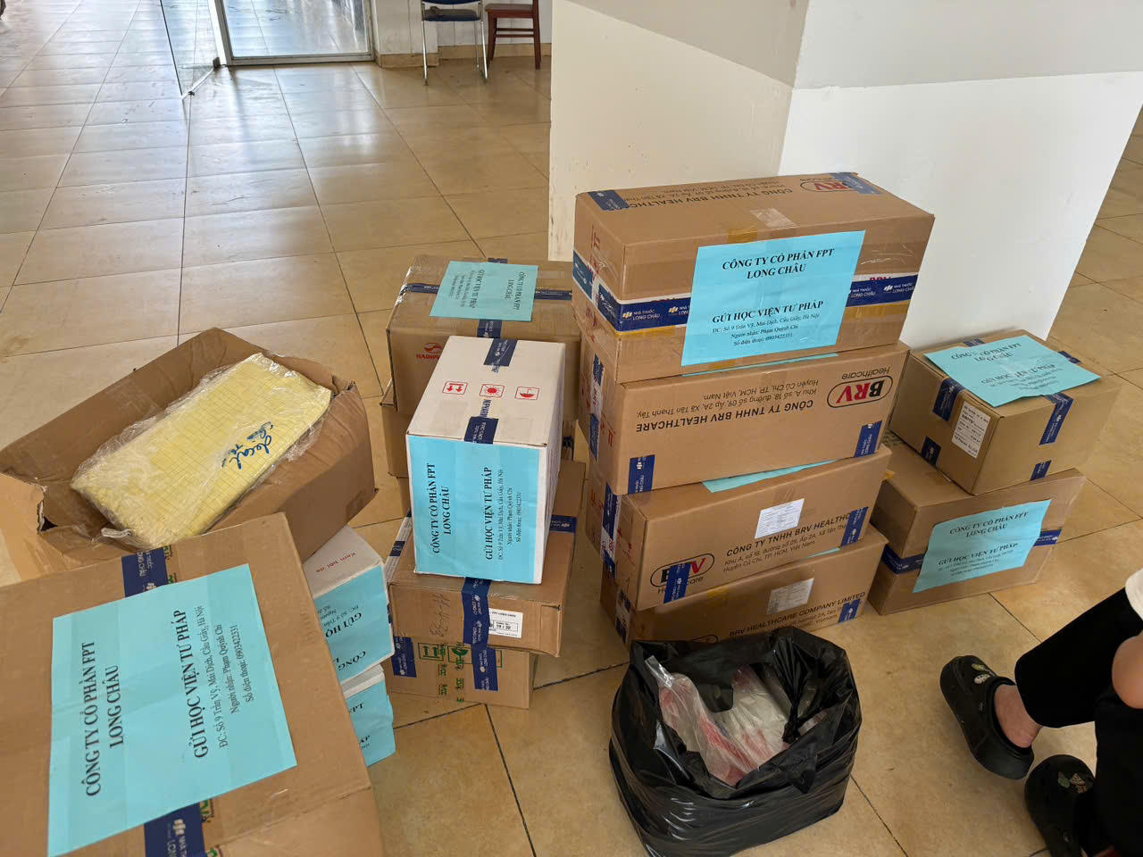 Nhà thuốc Long Châu đồng hành cùng Báo Pháp luật Việt Nam cứu trợ vùng lũ