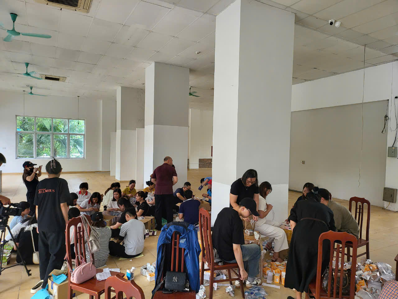 Nhà thuốc Long Châu đồng hành cùng Báo Pháp luật Việt Nam cứu trợ vùng lũ