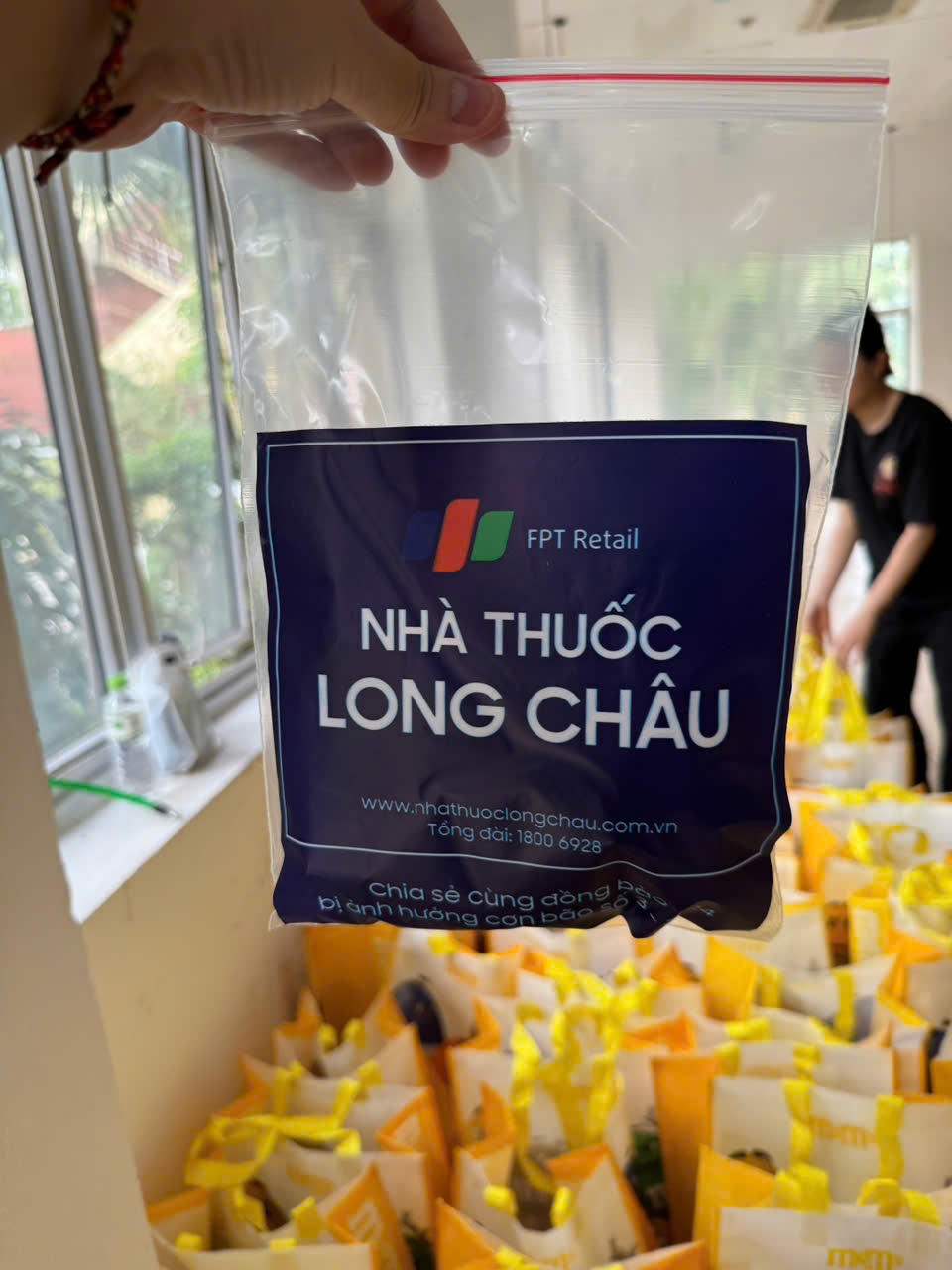 Nhà thuốc Long Châu đồng hành cùng Báo Pháp luật Việt Nam cứu trợ vùng lũ