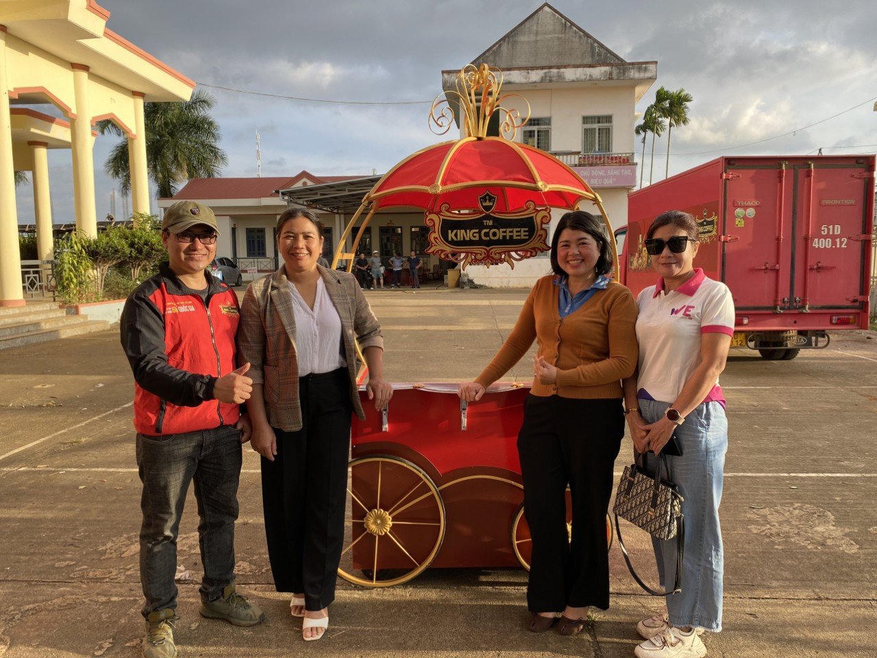 King Coffee tiếp tục trao tặng mô hình WeHome Café đến các chị em khó khăn tại Đắk Lắk đợt 2